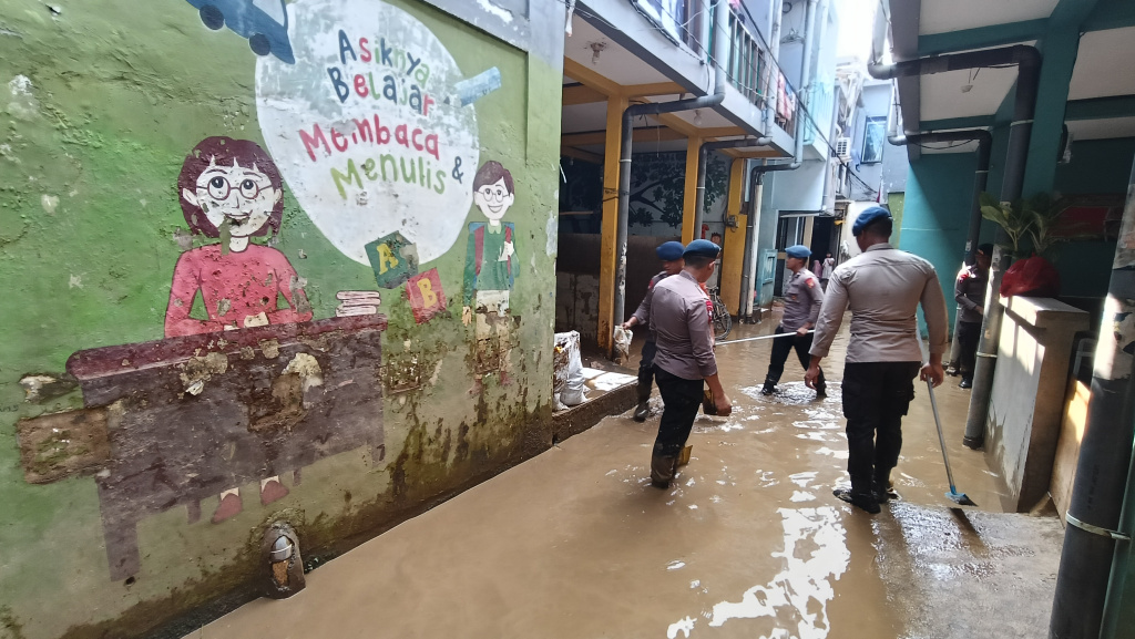 Polisi Bantu Bersih-bersih Rumah Warga Terdampak Banjir di Kebon Pala Sejumlah personel kepolisian membantu bersihkan rumah warga yang terkena banjir di Kebon Pala, Jatinegara, Jakarta Timur (Jaktim), Senin (7/7/2025). (Beritanasional.com/Oke Atmaja)