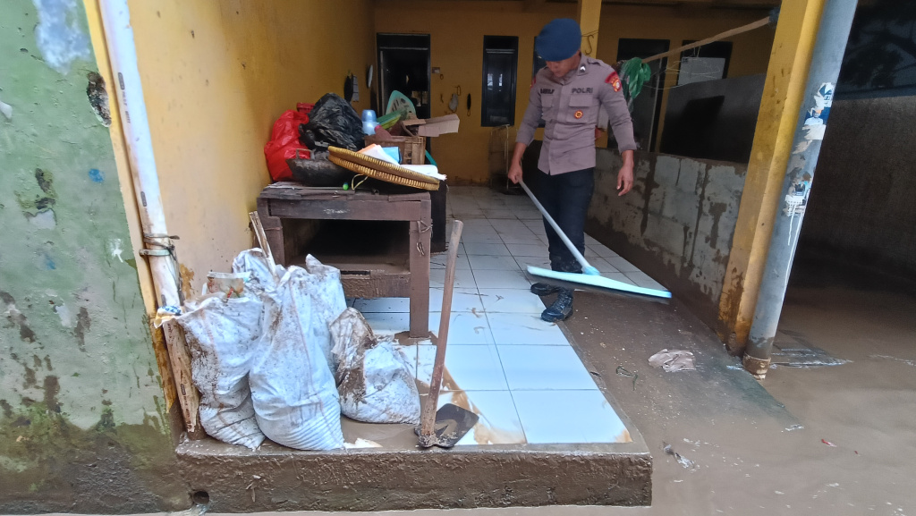 Polisi Bantu Bersih-bersih Rumah Warga Terdampak Banjir di Kebon Pala Sejumlah personel kepolisian membantu bersihkan rumah warga yang terkena banjir di Kebon Pala, Jatinegara, Jakarta Timur (Jaktim), Senin (7/7/2025). (Beritanasional.com/Oke Atmaja)
