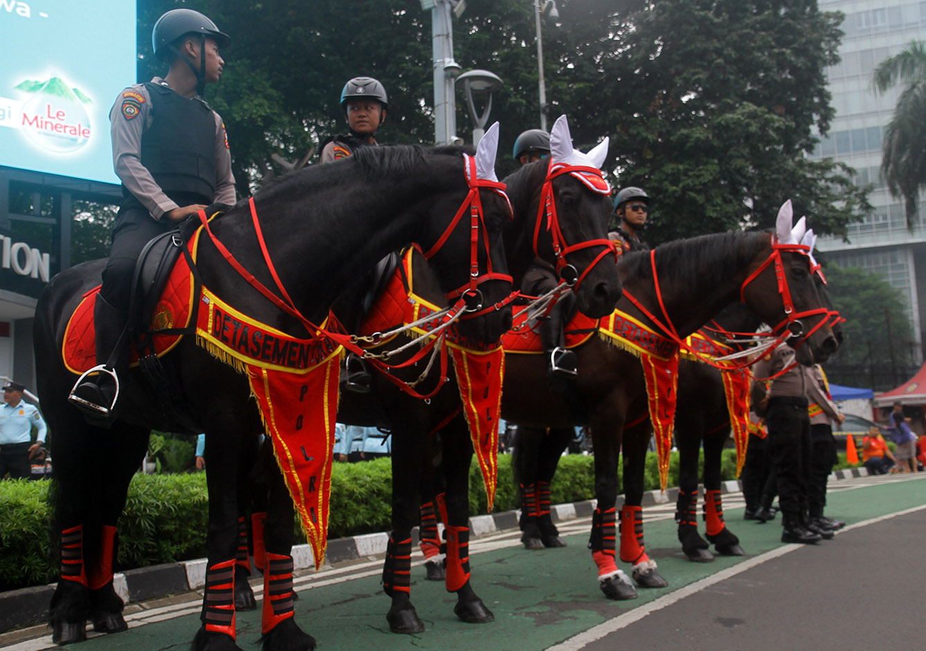 Polisi berkuda dari Detasemen Turangga Mabes Polri berpatroli saat hari bebas kendaraan bermotor (HBKB) atau car free day (CFD) di kawasan Bundaran HI, Jakarta, Minggu (26/5/2024).(BeritaNasional.Com/Oke Atmaja)