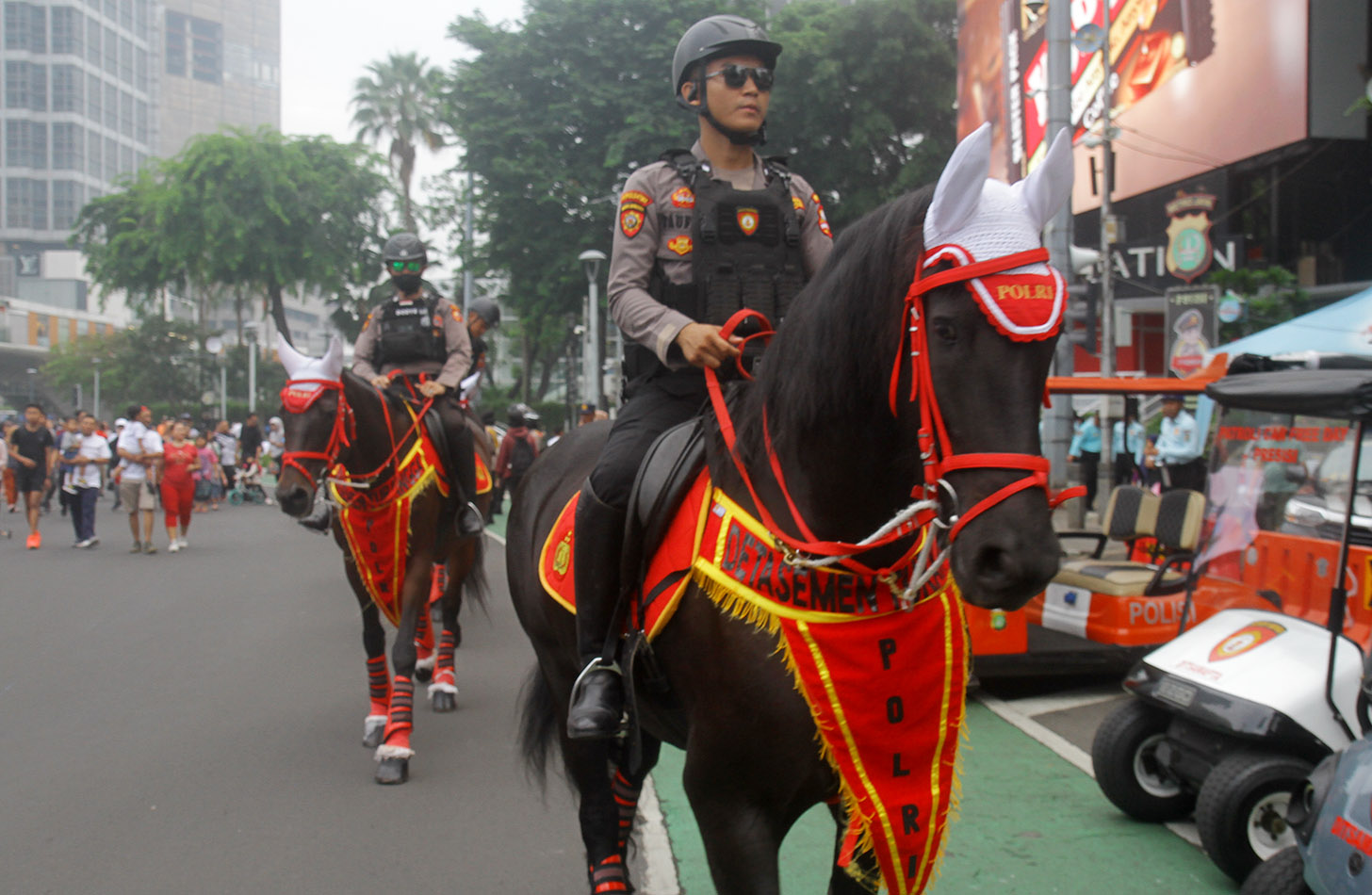 Polisi berkuda dari Detasemen Turangga Mabes Polri berpatroli saat hari bebas kendaraan bermotor (HBKB) atau car free day (CFD) di kawasan Bundaran HI, Jakarta, Minggu (26/5/2024).(BeritaNasional.Com/Oke Atmaja)