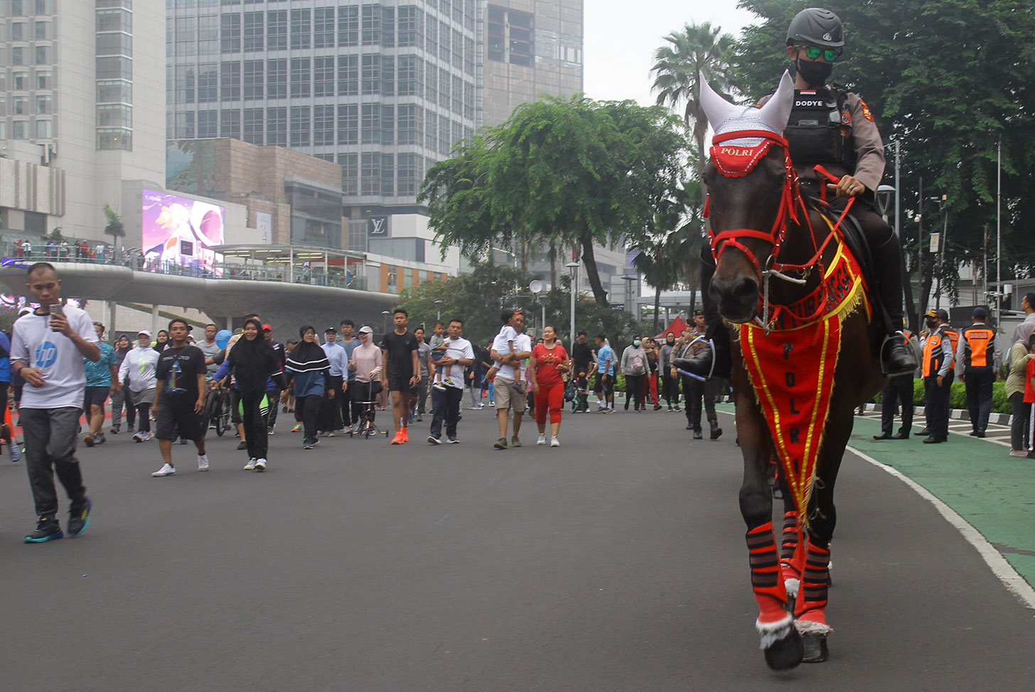 Polisi berkuda dari Detasemen Turangga Mabes Polri berpatroli saat hari bebas kendaraan bermotor (HBKB) atau car free day (CFD) di kawasan Bundaran HI, Jakarta, Minggu (26/5/2024).(BeritaNasional.Com/Oke Atmaja)