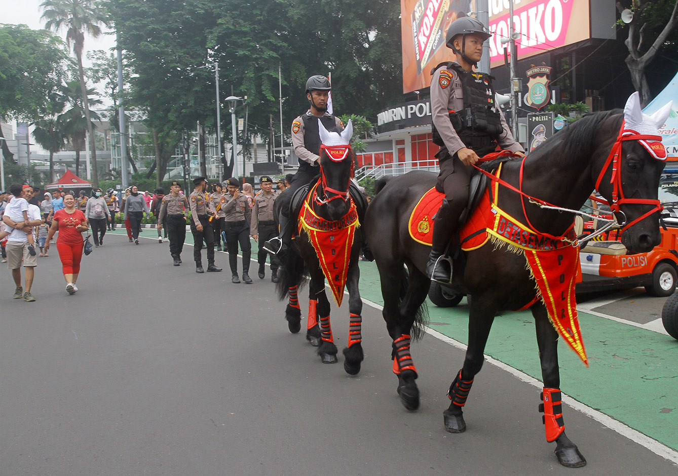 Polisi berkuda dari Detasemen Turangga Mabes Polri berpatroli saat hari bebas kendaraan bermotor (HBKB) atau car free day (CFD) di kawasan Bundaran HI, Jakarta, Minggu (26/5/2024).(BeritaNasional.Com/Oke Atmaja)