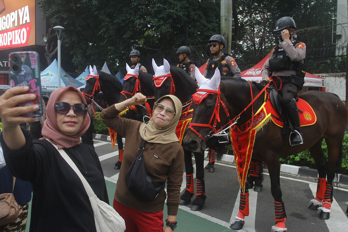 Polisi berkuda dari Detasemen Turangga Mabes Polri berpatroli saat hari bebas kendaraan bermotor (HBKB) atau car free day (CFD) di kawasan Bundaran HI, Jakarta, Minggu (26/5/2024).(BeritaNasional.Com/Oke Atmaja)