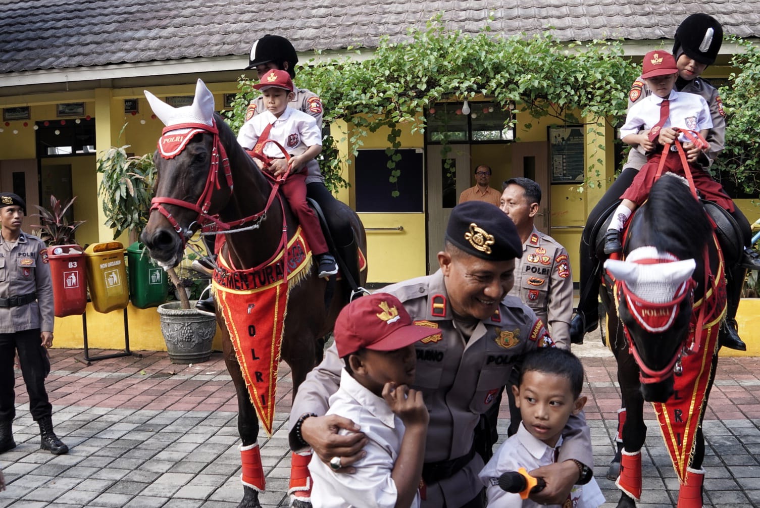 Para siswa Sekolah Luar Biasa Negeri (SLBN) Depok mengikuti kegiatan  pengembangan kemampuan sensorik dan motorik anak-anak berkebutuhan khusus. (BeritaNasional/Elvis Sendouw)