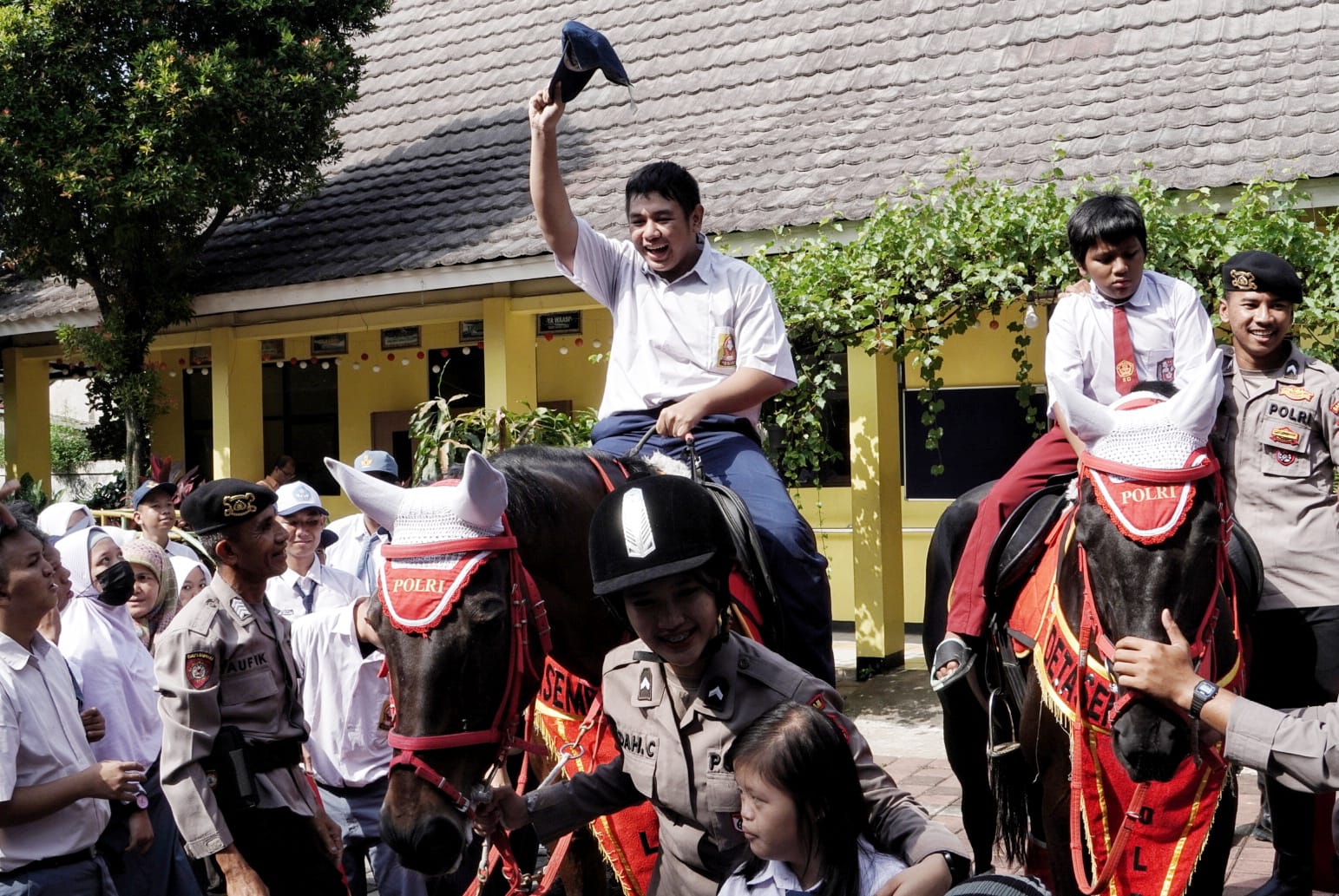 Para siswa Sekolah Luar Biasa Negeri (SLBN) Depok mengikuti kegiatan  pengembangan kemampuan sensorik dan motorik anak-anak berkebutuhan khusus. (BeritaNasional/Elvis Sendouw)