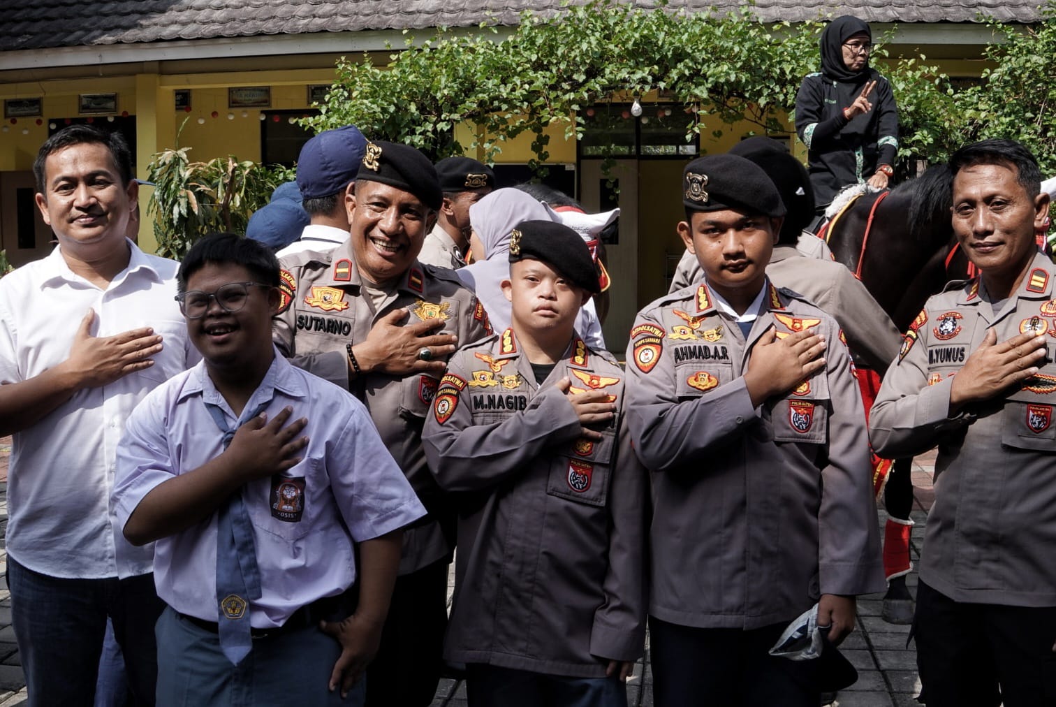 Para siswa Sekolah Luar Biasa Negeri (SLBN) Depok mengikuti kegiatan  pengembangan kemampuan sensorik dan motorik anak-anak berkebutuhan khusus. (BeritaNasional/Elvis Sendouw)