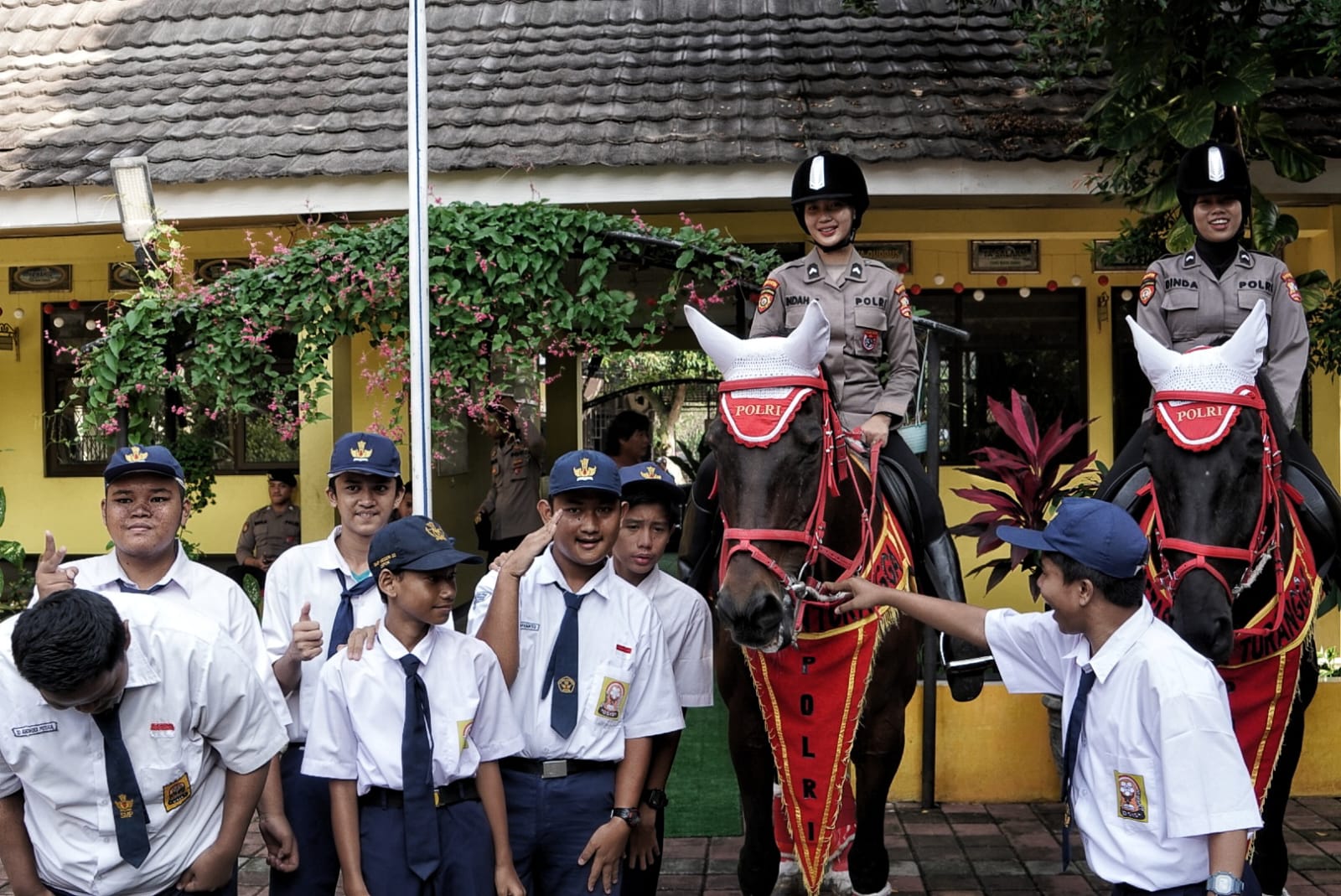 Para siswa Sekolah Luar Biasa Negeri (SLBN) Depok mengikuti kegiatan  pengembangan kemampuan sensorik dan motorik anak-anak berkebutuhan khusus. (BeritaNasional/Elvis Sendouw)