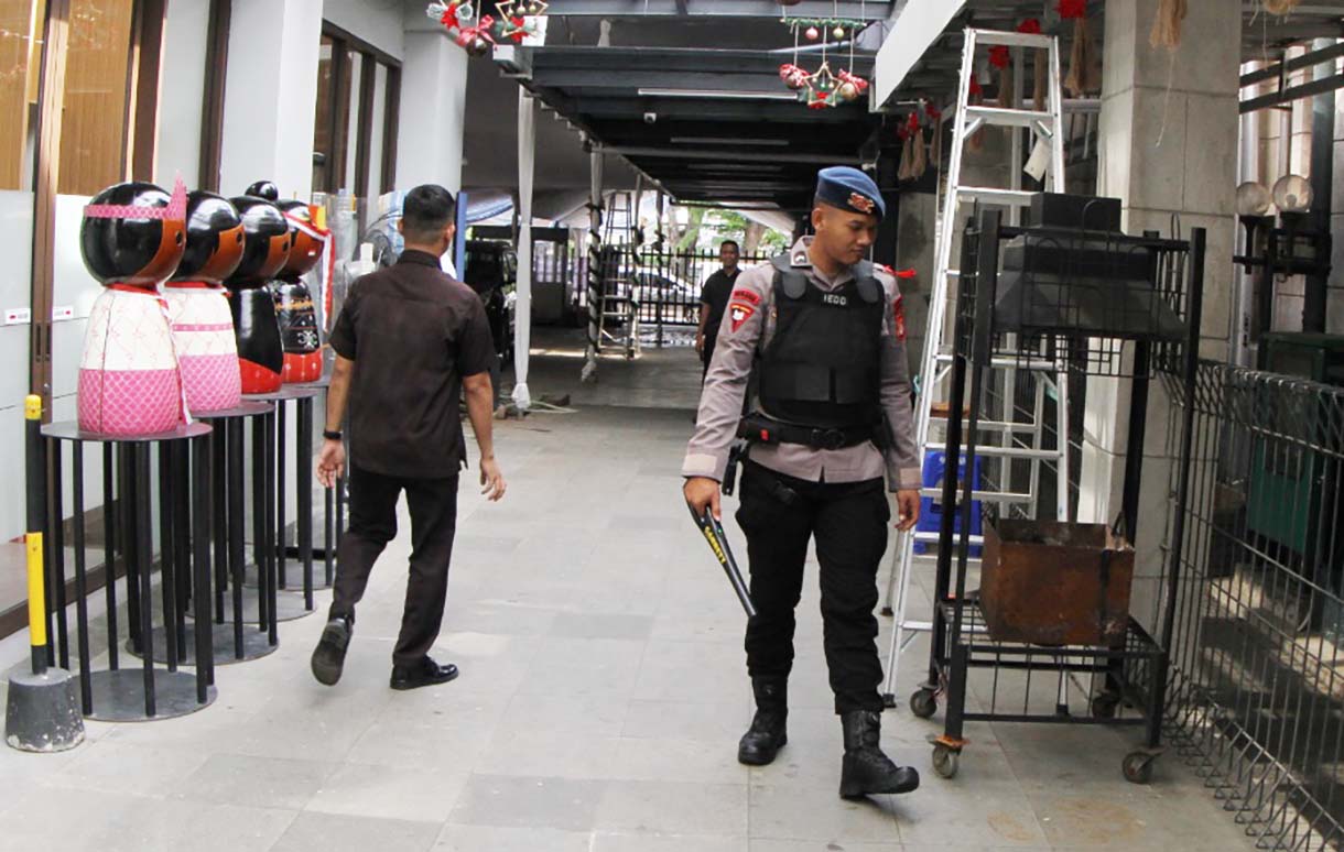 Personil Polisi melakukan pengamanan dan sterilisasi di Gereja Katedral Jakarta, Jakarta, Selasa (23/12/2024). (Beritanasional.com/Oke Atmaja)