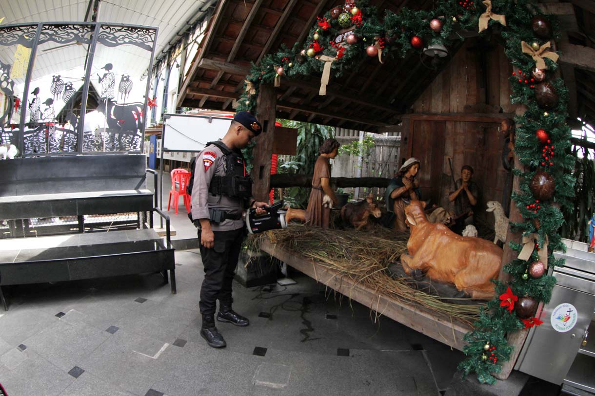 Personil Polisi melakukan pengamanan dan sterilisasi di Gereja Katedral Jakarta, Jakarta, Selasa (23/12/2024). (Beritanasional.com/Oke Atmaja)