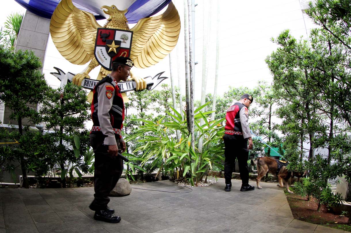 Personil Polisi melakukan pengamanan dan sterilisasi di Gereja Katedral Jakarta, Jakarta, Selasa (23/12/2024). (Beritanasional.com/Oke Atmaja)
