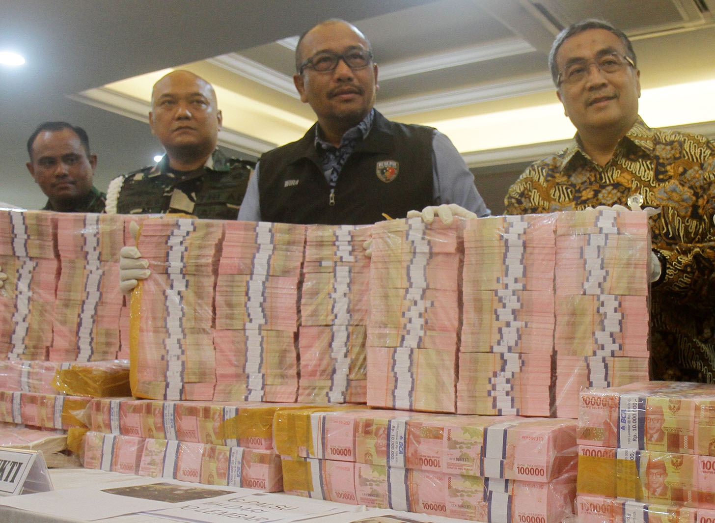 Petugas menatah uang palsu saat konferensi pers rilis kasus uang palsu di Polda Metro Jaya, Jum'at (21/6/2024). (BeritaNasional.Com/Oke Atmaja)