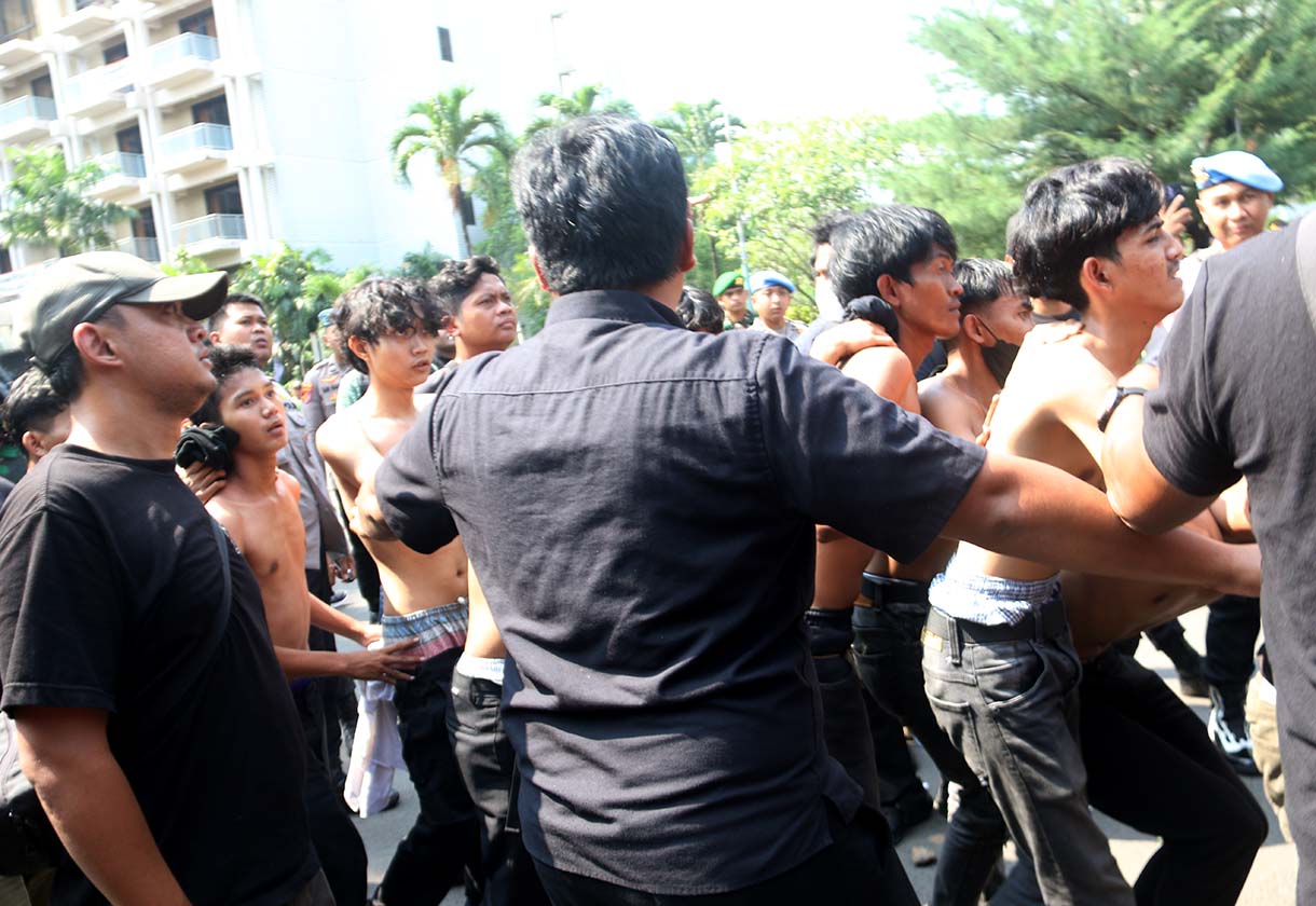 Polisi menangkap para terduga perusuh ketika eksekusi pengosongan di Hotel Sultan,Jakarta. (Beritanasional.com/Oke Atmaja)
