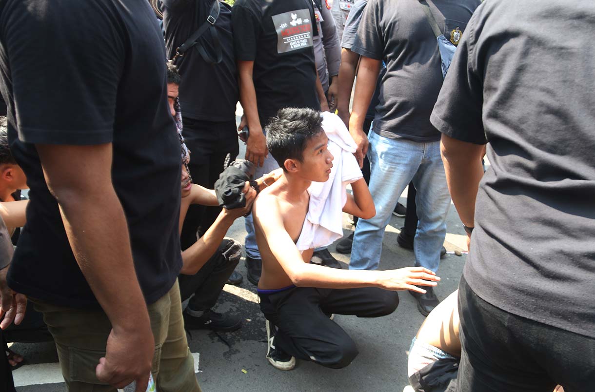 Polisi menangkap para terduga perusuh ketika eksekusi pengosongan di Hotel Sultan,Jakarta, Kamis (18/6/2026). (Beritanasional.com/Oke Atmaja)