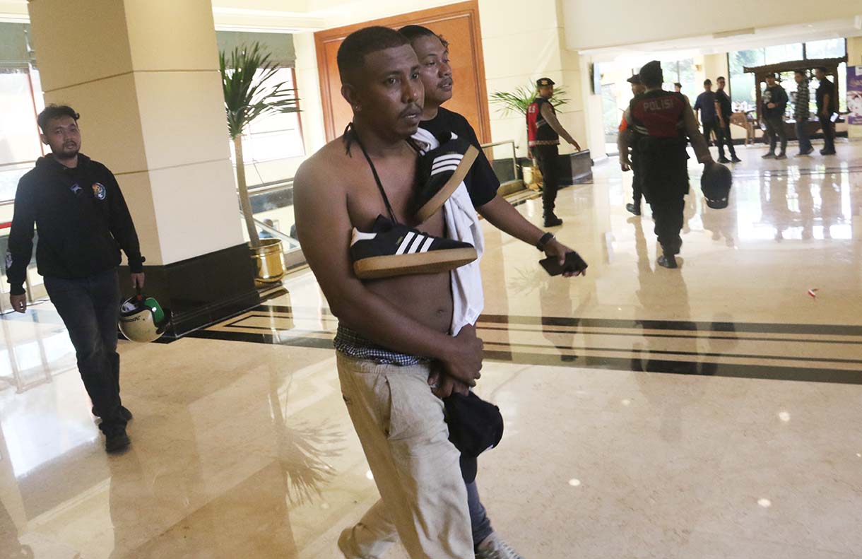 Polisi menangkap para terduga perusuh ketika eksekusi pengosongan di Hotel Sultan,Jakarta, Kamis (18/6/2026). (Beritanasional.com/Oke Atmaja)