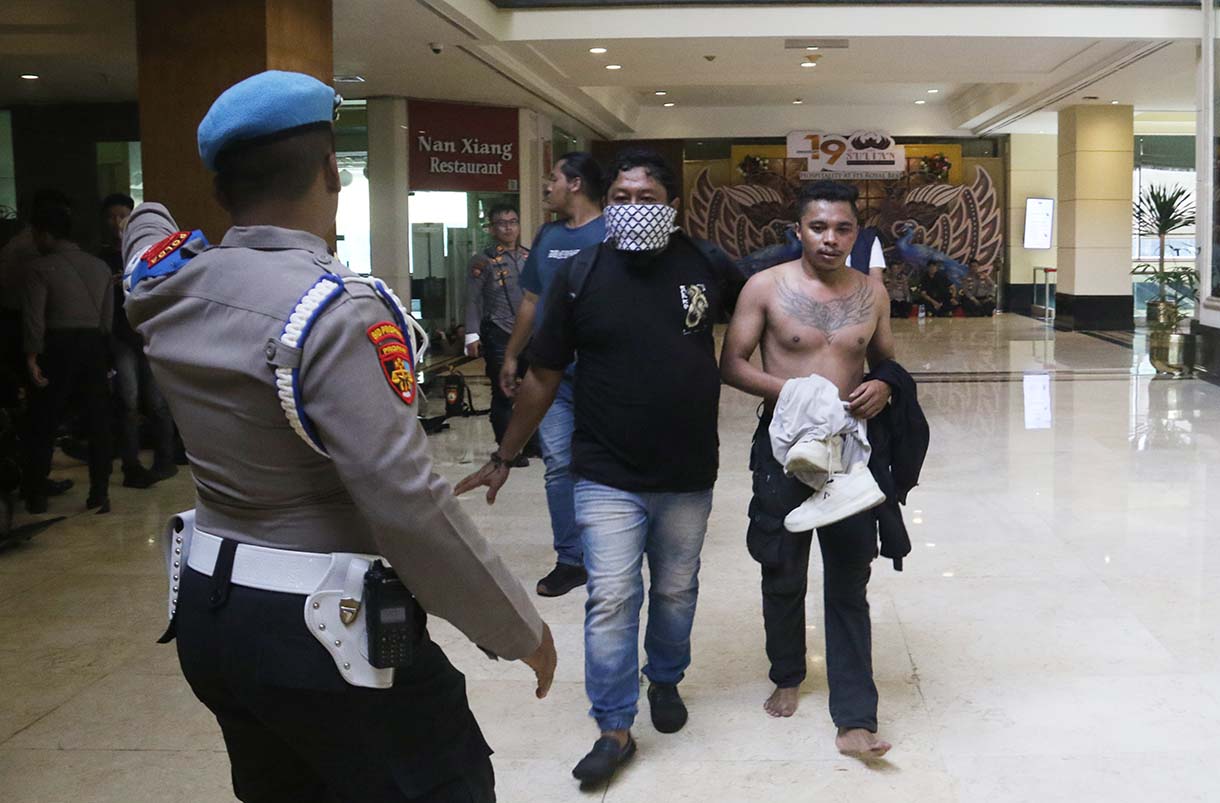 Polisi menangkap para terduga perusuh ketika eksekusi pengosongan di Hotel Sultan,Jakarta, Kamis (18/6/2026). (Beritanasional.com/Oke Atmaja)