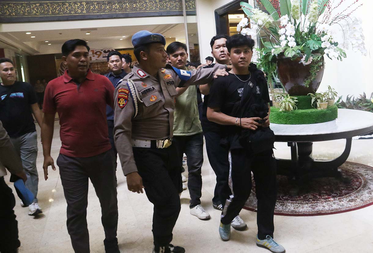 Polisi menangkap para terduga perusuh ketika eksekusi pengosongan di Hotel Sultan,Jakarta, Kamis (18/6/2026). (Beritanasional.com/Oke Atmaja)