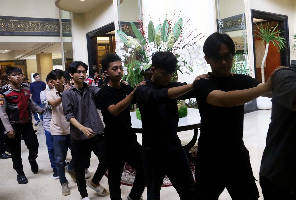 Polisi menangkap para terduga perusuh ketika eksekusi pengosongan di Hotel Sultan,Jakarta, Kamis (18/6/2026). (Beritanasional.com/Oke Atmaja)