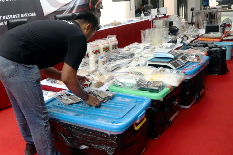 Petugas mempersiapkan barang bukti hasil kejahatan narkoba. (BeritaNasional/Elvis Sendouw)