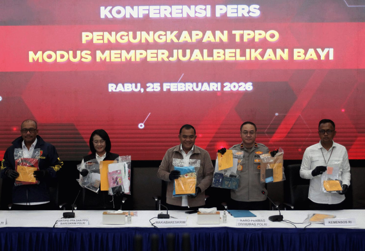 Wakabareskrim Polri Irjen Pol Nunung Syaifuddin (tengah) didampingi Karopenmas Divhumas Polri Brigjen Pol Trunoyudo Wisnu Andiko (kedua kanan), Dirtipid PPA dan PPO Bareskrim Polri Brigjen Pol Nurul Azizah (kedua kiri), Dirtipidum Bareskrim Polri Brigjen Pol Wira Satya Triputra (kiri), dan Direktur Rehabilitasi Sosial Anak Kementerian Sosial Agung Suhartoyo (kanan) menunjukkan barang bukti dalam konferensi pers pengungkapan kasus tindak pidana perdagangan orang (TPPO) dengan modus jual beli bayi di Bareskrim Polri, Jakarta, Rabu (25/2/2026).  (Beritanasional.com/Oke Atmaja)