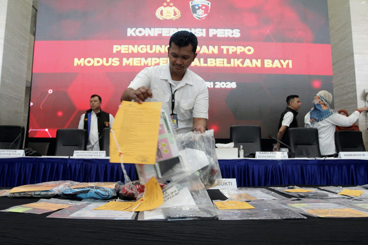 Wakabareskrim Polri Irjen Pol Nunung Syaifuddin (tengah) didampingi Karopenmas Divhumas Polri Brigjen Pol Trunoyudo Wisnu Andiko (kedua kanan), Dirtipid PPA dan PPO Bareskrim Polri Brigjen Pol Nurul Azizah (kedua kiri), Dirtipidum Bareskrim Polri Brigjen Pol Wira Satya Triputra (kiri), dan Direktur Rehabilitasi Sosial Anak Kementerian Sosial Agung Suhartoyo (kanan) menunjukkan barang bukti dalam konferensi pers pengungkapan kasus tindak pidana perdagangan orang (TPPO) dengan modus jual beli bayi di Bareskrim Polri, Jakarta, Rabu (25/2/2026).  (Beritanasional.com/Oke Atmaja)
