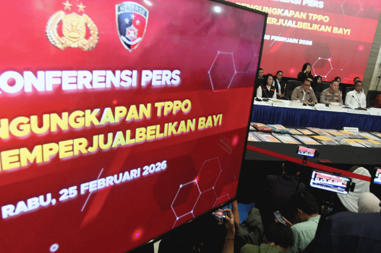 Wakabareskrim Polri Irjen Pol Nunung Syaifuddin (tengah) didampingi Karopenmas Divhumas Polri Brigjen Pol Trunoyudo Wisnu Andiko (kedua kanan), Dirtipid PPA dan PPO Bareskrim Polri Brigjen Pol Nurul Azizah (kedua kiri), Dirtipidum Bareskrim Polri Brigjen Pol Wira Satya Triputra (kiri), dan Direktur Rehabilitasi Sosial Anak Kementerian Sosial Agung Suhartoyo (kanan) menunjukkan barang bukti dalam konferensi pers pengungkapan kasus tindak pidana perdagangan orang (TPPO) dengan modus jual beli bayi di Bareskrim Polri, Jakarta, Rabu (25/2/2026).  (Beritanasional.com/Oke Atmaja)