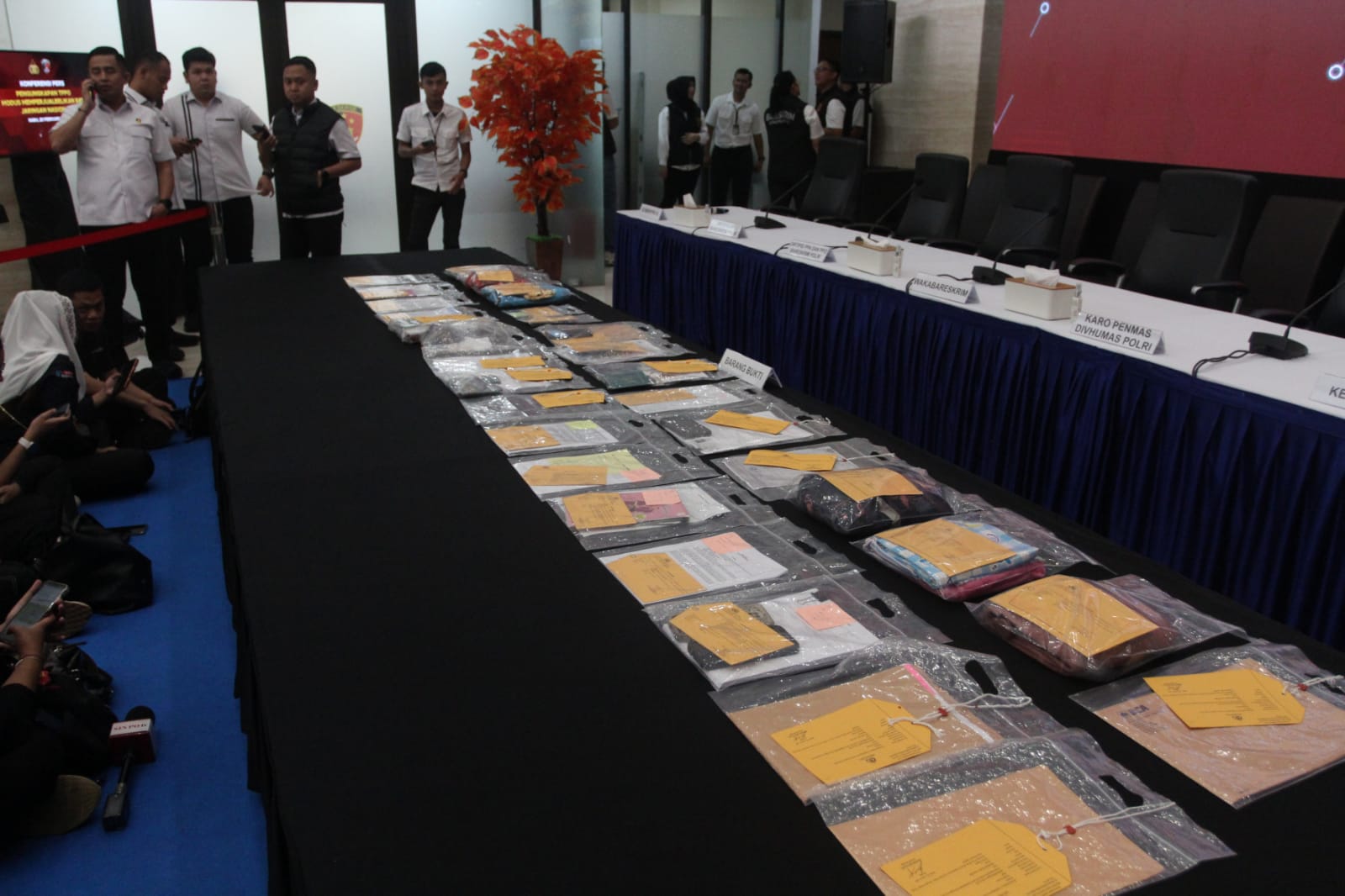 Wakabareskrim Polri Irjen Pol Nunung Syaifuddin (tengah) didampingi Karopenmas Divhumas Polri Brigjen Pol Trunoyudo Wisnu Andiko (kedua kanan), Dirtipid PPA dan PPO Bareskrim Polri Brigjen Pol Nurul Azizah (kedua kiri), Dirtipidum Bareskrim Polri Brigjen Pol Wira Satya Triputra (kiri), dan Direktur Rehabilitasi Sosial Anak Kementerian Sosial Agung Suhartoyo (kanan) menunjukkan barang bukti dalam konferensi pers pengungkapan kasus tindak pidana perdagangan orang (TPPO) dengan modus jual beli bayi di Bareskrim Polri, Jakarta, Rabu (25/2/2026).  (Beritanasional.com/Oke Atmaja)