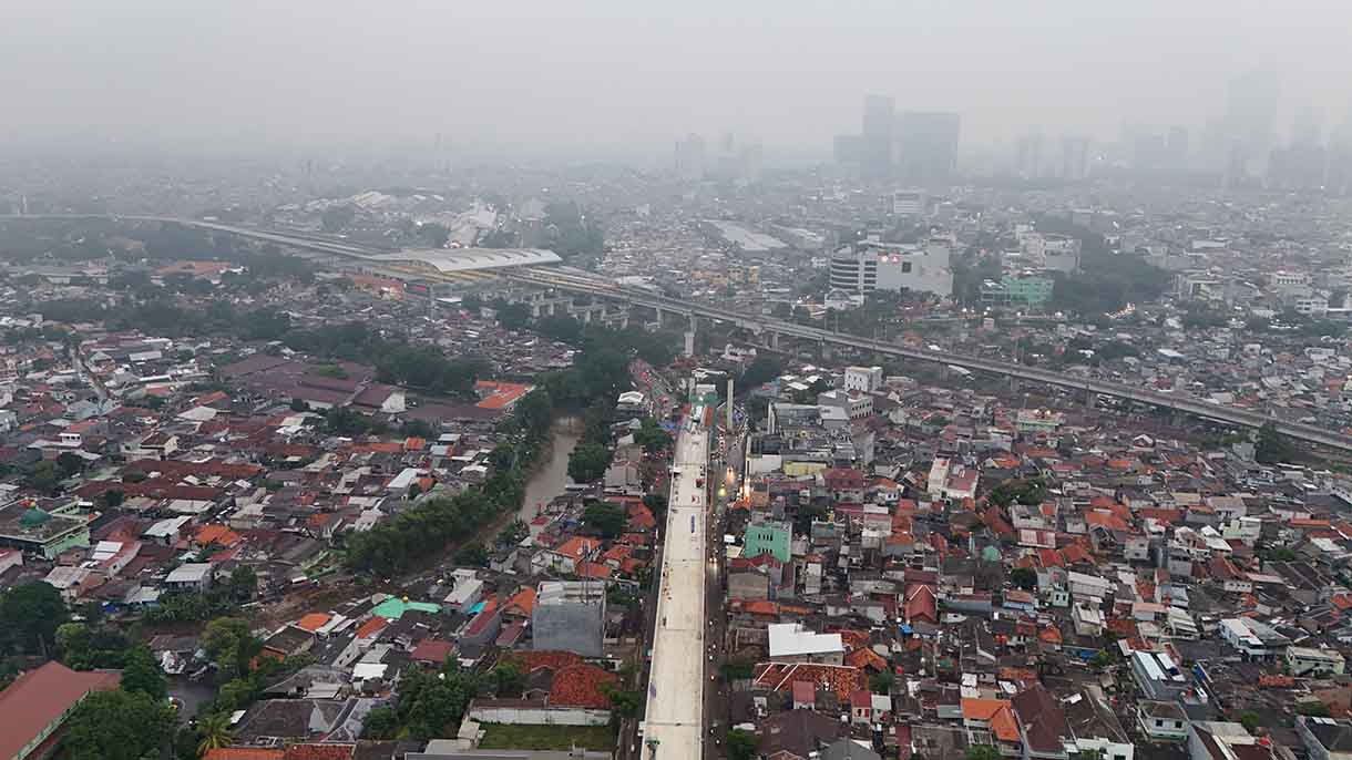 Polusi Udara di Jakarta Meningkat Suasana gedung bertingkat diselimuti polusi udara di Jakarta, Rabu(18/6/2025). (Beritanasional.com/Oke Atmaja)