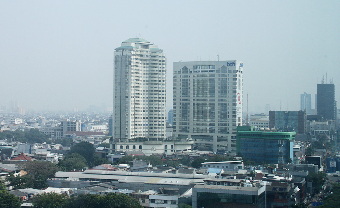 Kawasan perkantoran dan pemukiman Jakarta diselimuti oleh kabut polusi, Senin(30/9/2024).(BeritaNasional.com/Oke Atmaja)