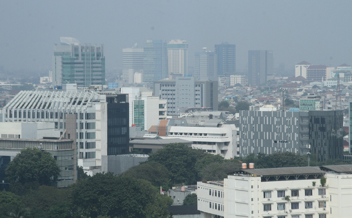 Kawasan perkantoran dan pemukiman Jakarta diselimuti oleh kabut polusi, Senin(30/9/2024).(BeritaNasional.com/Oke Atmaja)