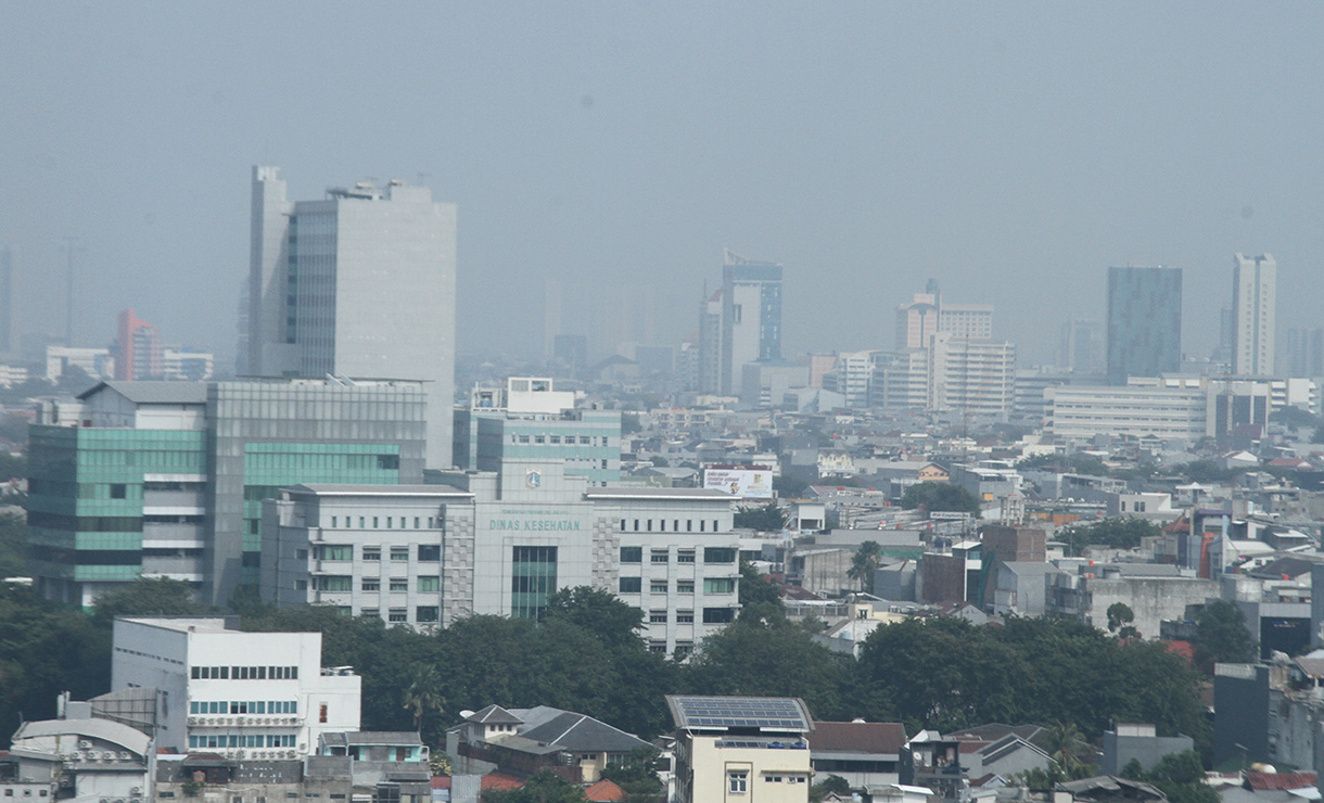 Kawasan perkantoran dan pemukiman Jakarta diselimuti oleh kabut polusi, Senin(30/9/2024).(BeritaNasional.com/Oke Atmaja)