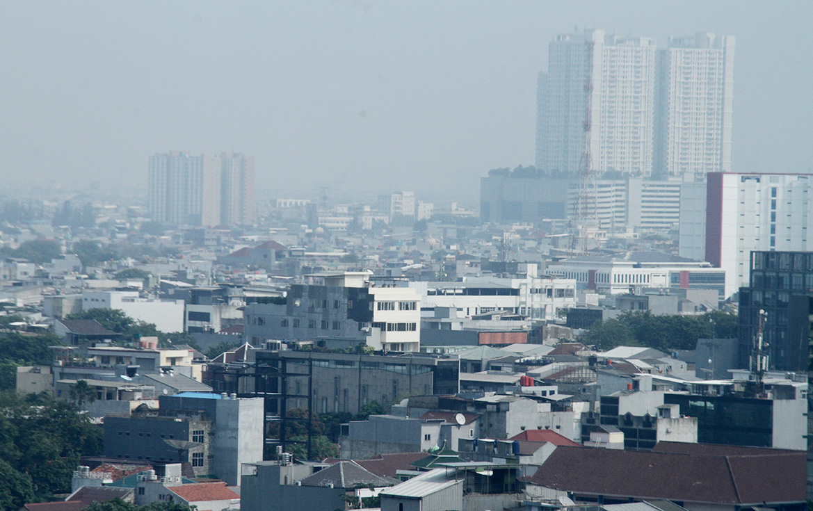 Kawasan perkantoran dan pemukiman Jakarta diselimuti oleh kabut polusi, Senin(30/9/2024).(BeritaNasional.com/Oke Atmaja)