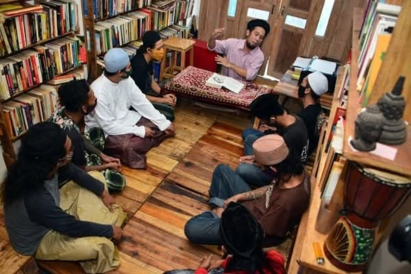Sejumlah anak jalanan dan komunitas "Punk" mengikuti pengajian di Pondok Tasawuf Underground. (BeritaNasional/Elvis Sendouw)