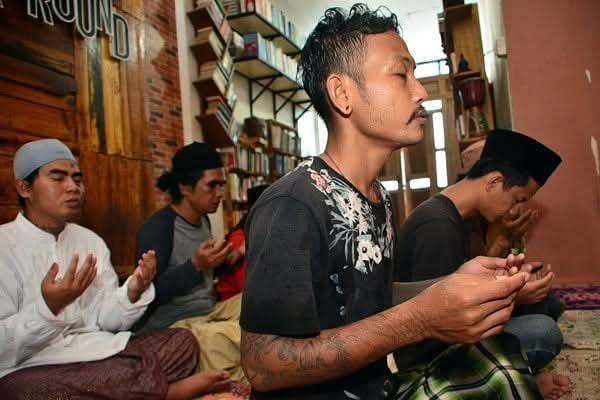 Sejumlah anak jalanan dan komunitas "Punk" mengikuti pengajian di Pondok Tasawuf Underground. (BeritaNasional/Elvis Sendouw)