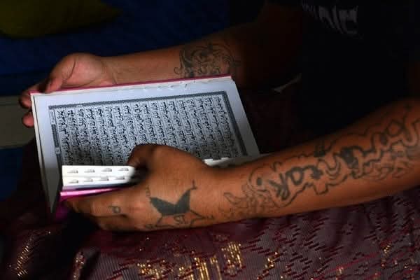 Sejumlah anak jalanan dan komunitas "Punk" mengikuti pengajian di Pondok Tasawuf Underground. (BeritaNasional/Elvis Sendouw)