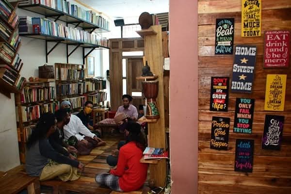 Sejumlah anak jalanan dan komunitas "Punk" mengikuti pengajian di Pondok Tasawuf Underground. (BeritaNasional/Elvis Sendouw)