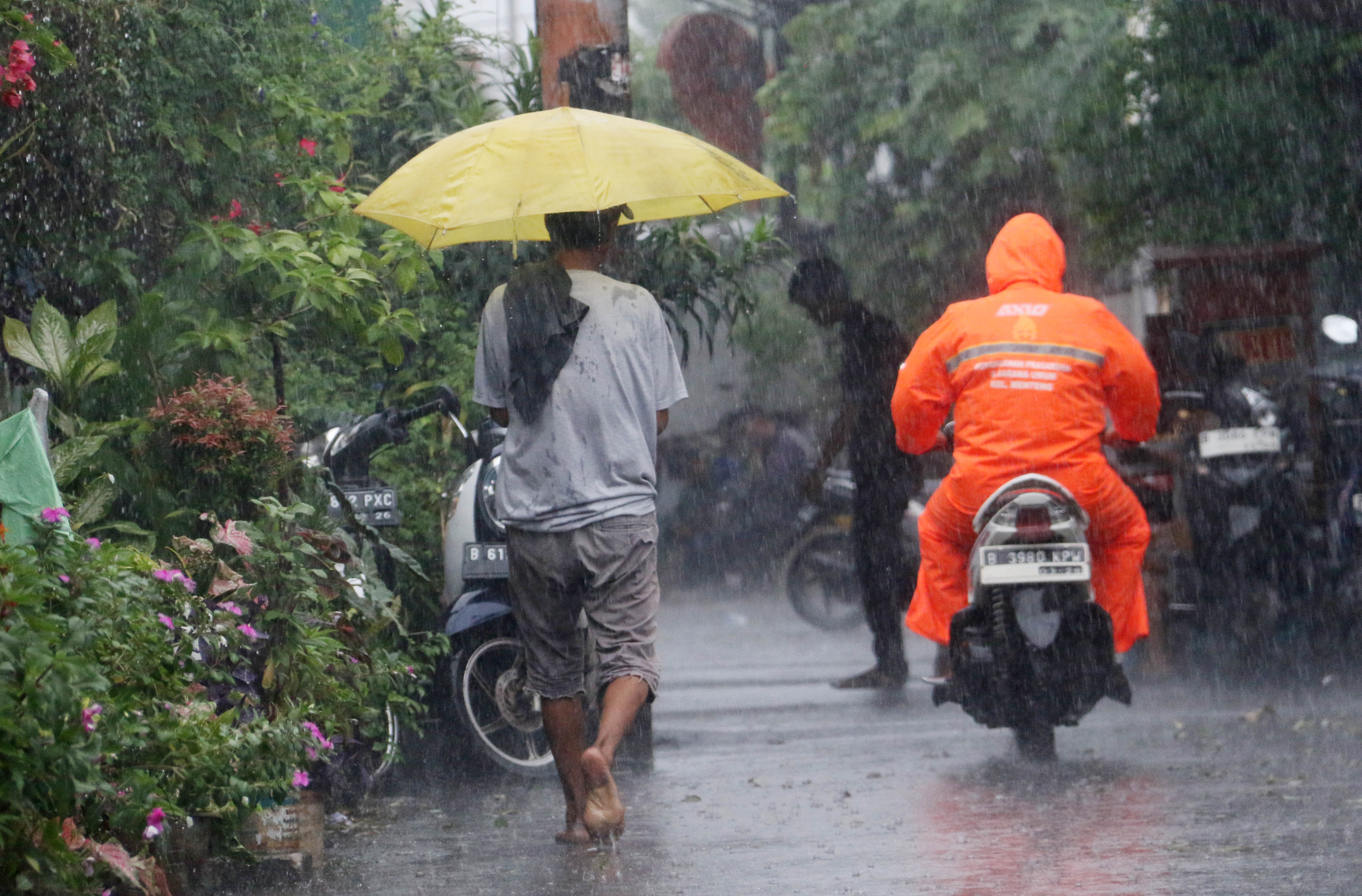 Prakiraan cuaca 7-9 Desember: waspada cuaca ekstrem di beberapa wilayah Indonesia, simak saerahnya. (Beritanasional.com/Oke Atmaja)