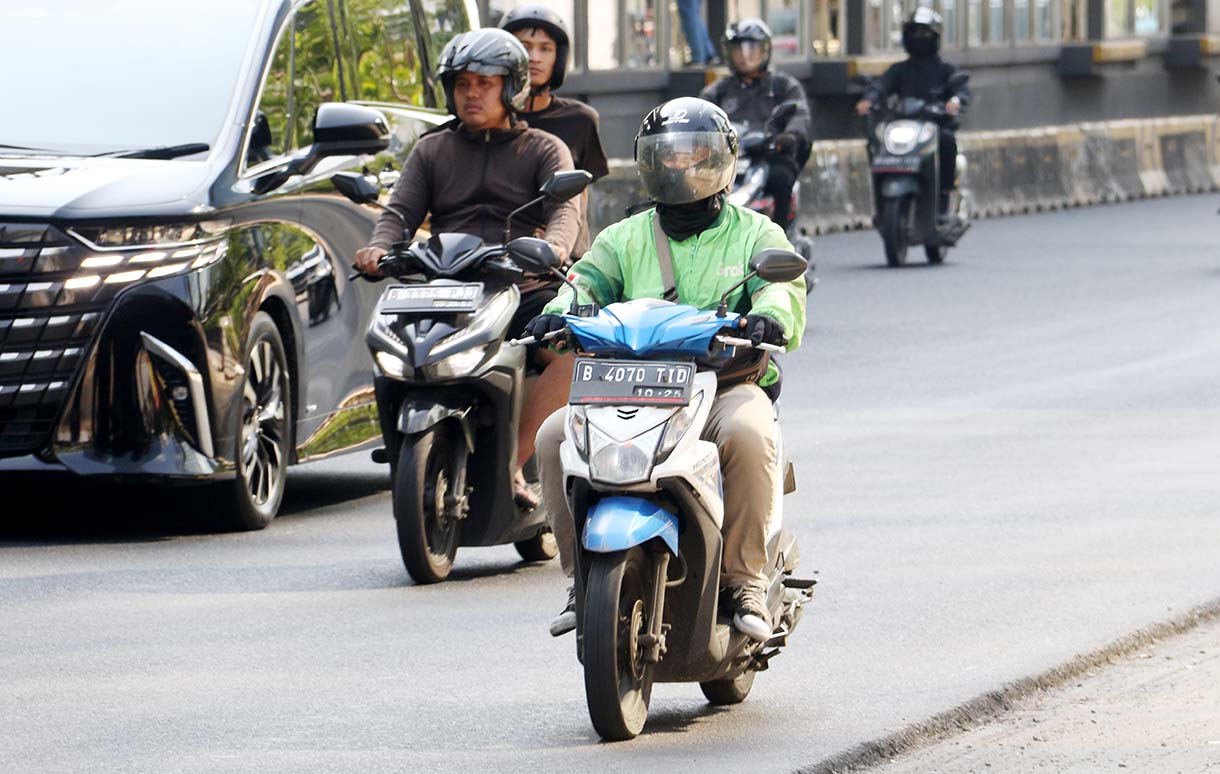 Ojol melintas di Jalan HR Rasuna Said, Jakarta, Kamis (21/5/2026). (Beritanasional.com/Oke Atmaja)