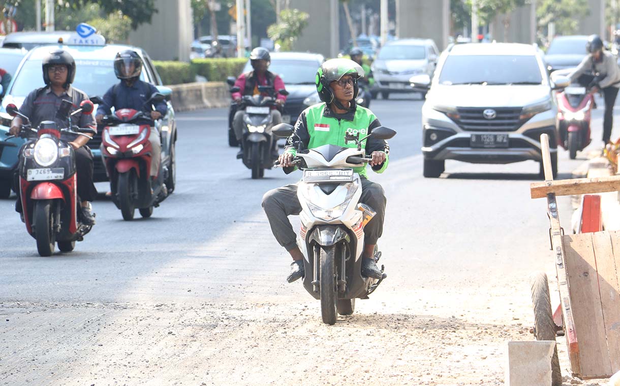 Ojol melintas di Jalan HR Rasuna Said, Jakarta, Kamis (21/5/2026). (Beritanasional.com/Oke Atmaja)