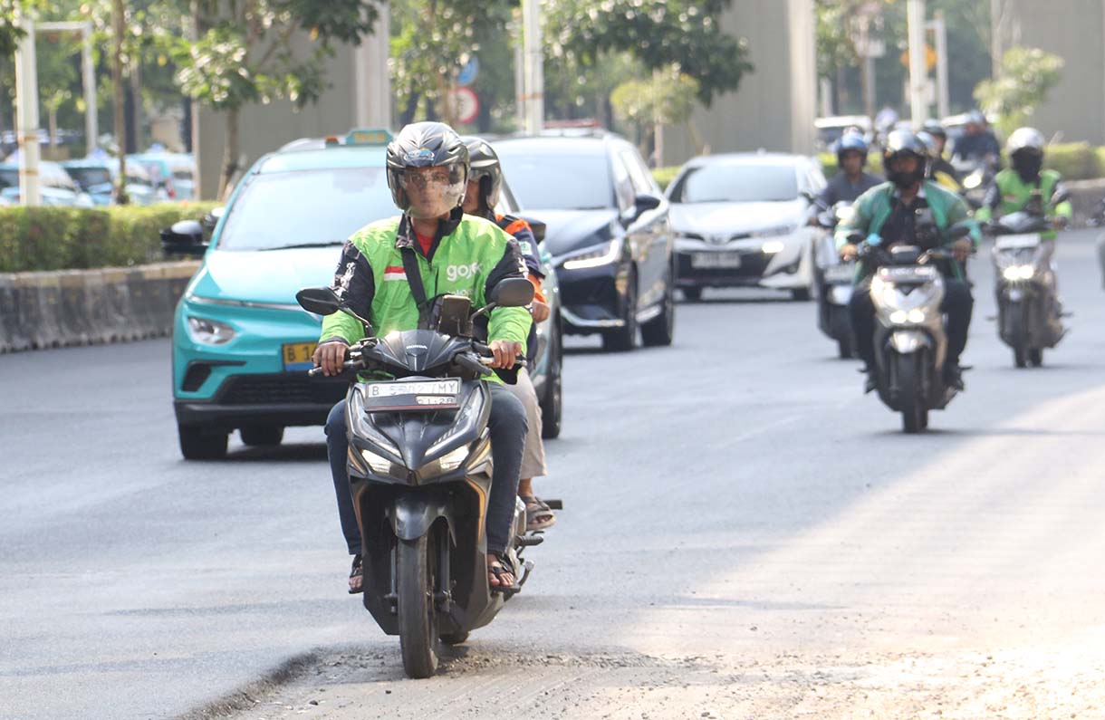 Ojol melintas di Jalan HR Rasuna Said, Jakarta, Kamis (21/5/2026). (Beritanasional.com/Oke Atmaja)