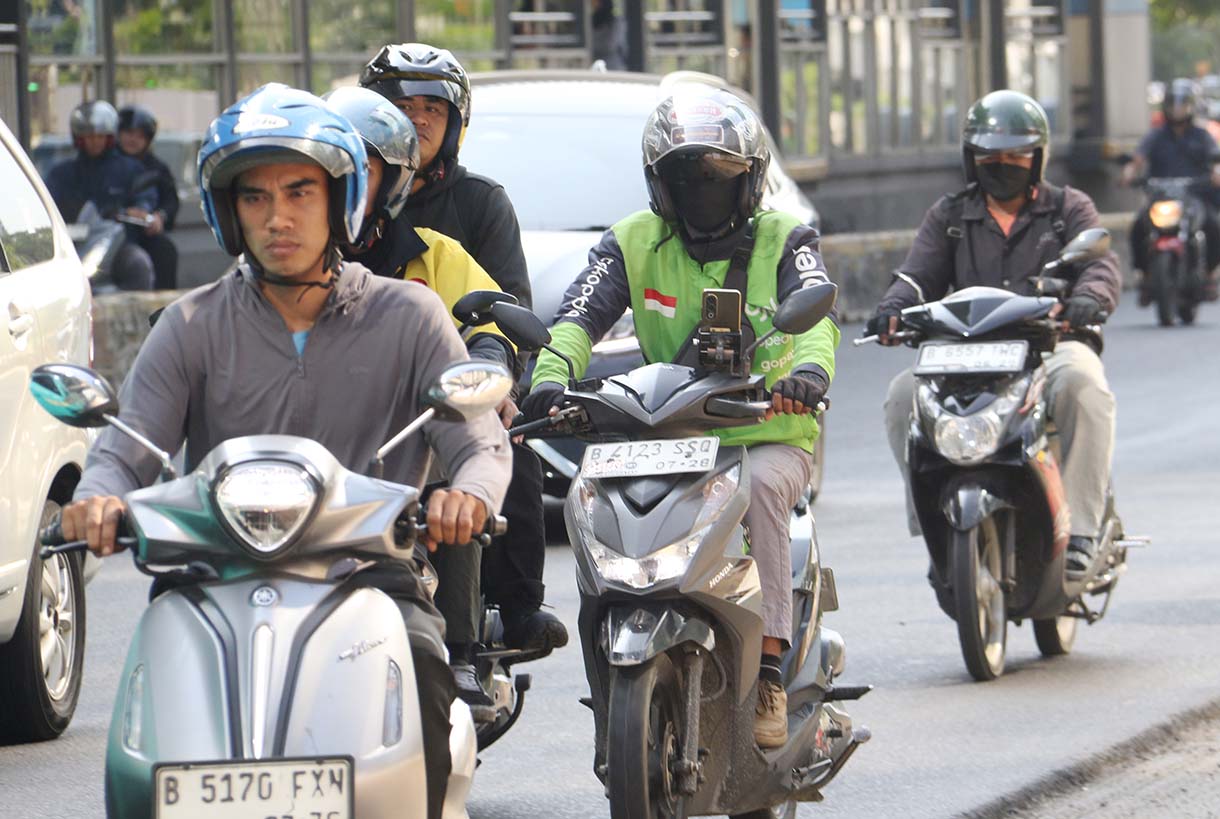 Ojol melintas di Jalan HR Rasuna Said, Jakarta, Kamis (21/5/2026). (Beritanasional.com/Oke Atmaja)