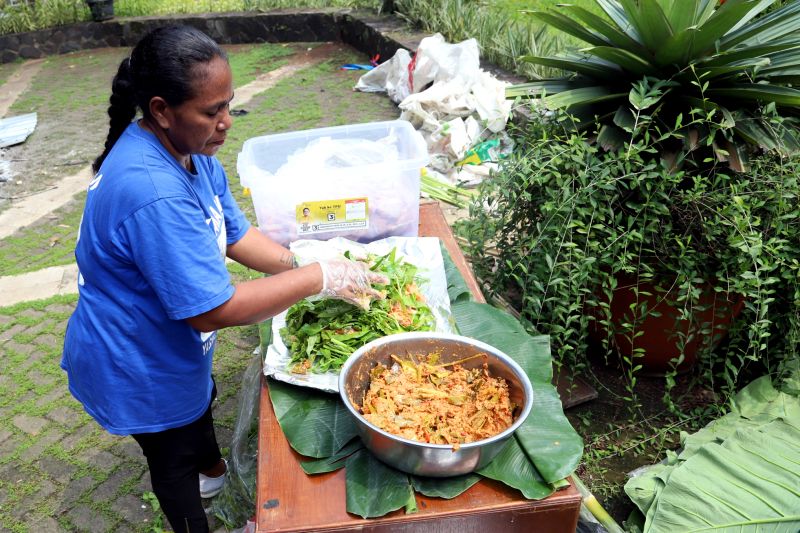 PPKB FIB UI gelar budaya bakar batu Papua. (BeritaNasional/Elvis Sendouw)