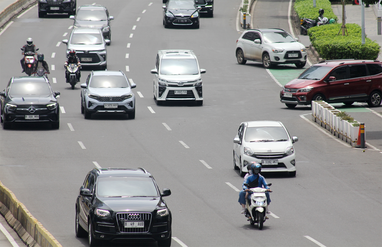 Kendaraan melintas di kawasan Jalan Jenderal Sudirman, Jakarta, sabtu (4/1/2025).(BeritaNasional.com/Oke Atmaja)