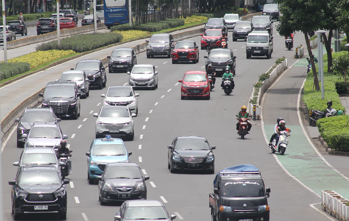 Kendaraan melintas di kawasan Jalan Jenderal Sudirman, Jakarta, sabtu (4/1/2025).(BeritaNasional.com/Oke Atmaja)