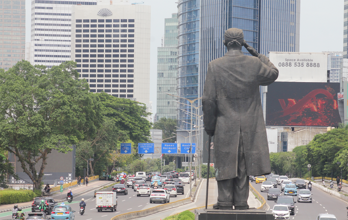 Kendaraan melintas di kawasan Jalan Jenderal Sudirman, Jakarta, sabtu (4/1/2025).(BeritaNasional.com/Oke Atmaja)