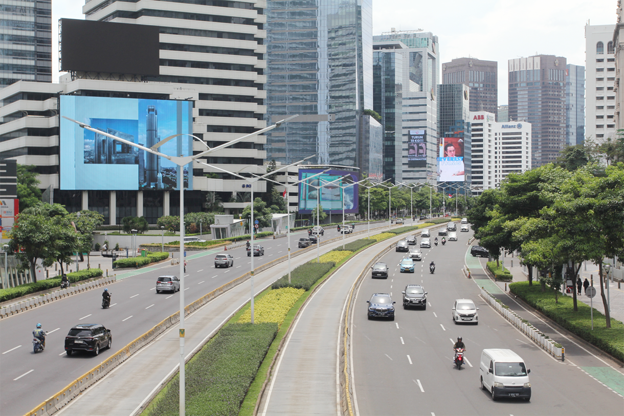 Kendaraan melintas di kawasan Jalan Jenderal Sudirman, Jakarta, sabtu (4/1/2025).(BeritaNasional.com/Oke Atmaja)