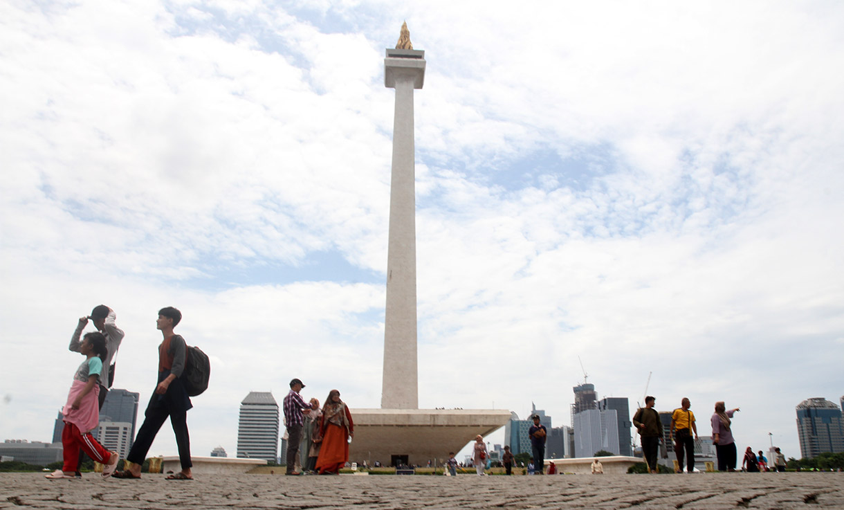 Pengunjung beraktifitas di kawasan Monas, Jakarta, Sabtu (28/12/2024). (BeritaNasional.com/Oke Atmaja)