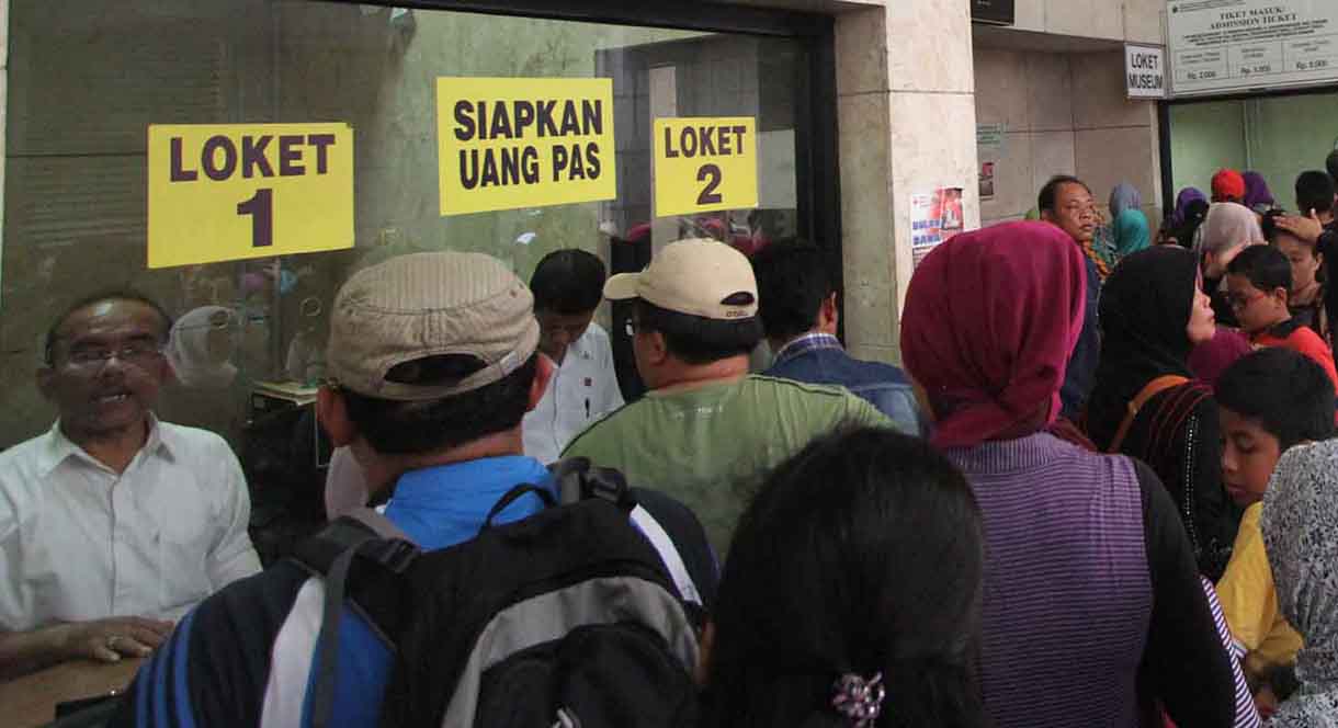 Pengunjung beraktifitas di kawasan Monas, Jakarta, Sabtu (28/12/2024). (BeritaNasional.com/Oke Atmaja)