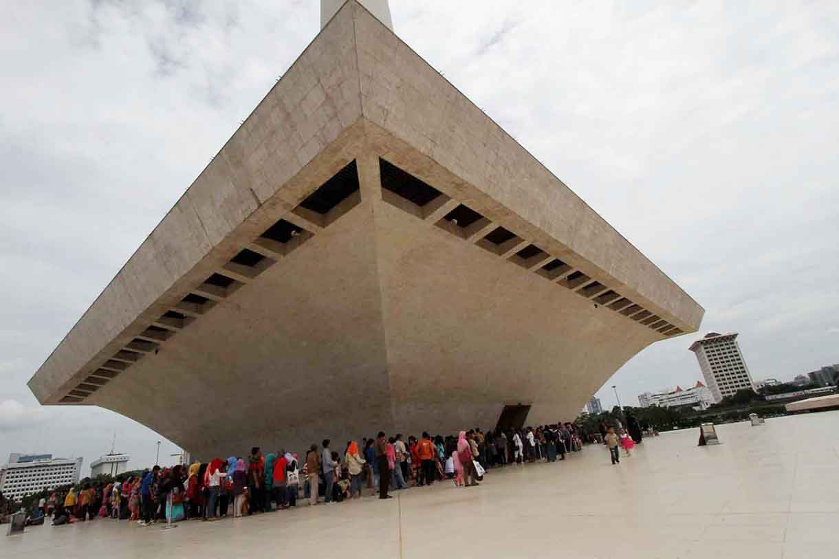 Pengunjung beraktifitas di kawasan Monas, Jakarta, Sabtu (28/12/2024). (BeritaNasional.com/Oke Atmaja)