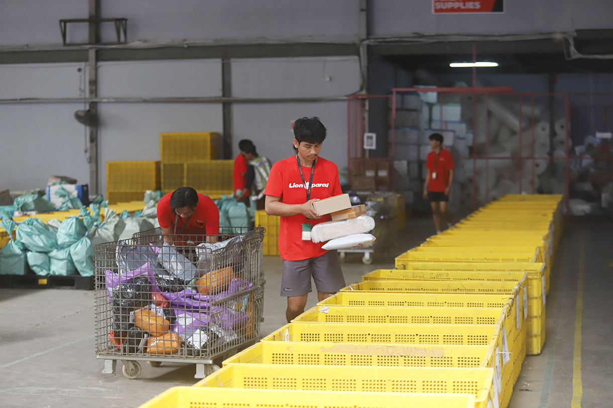 Petugas menyortir paket untuk dikirim ke pelanggan di Mega Hub Lion Parcel, Kota Tangerang, Banten, Jumat(20/12/2024). (BeritaNasional.com/Oke Atmaja)