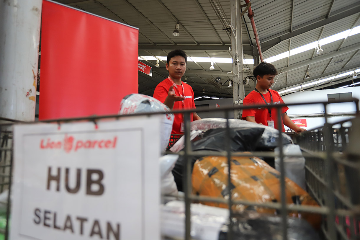 Petugas menyortir paket untuk dikirim ke pelanggan di Mega Hub Lion Parcel, Kota Tangerang, Banten, Jumat(20/12/2024). (BeritaNasional.com/Oke Atmaja)